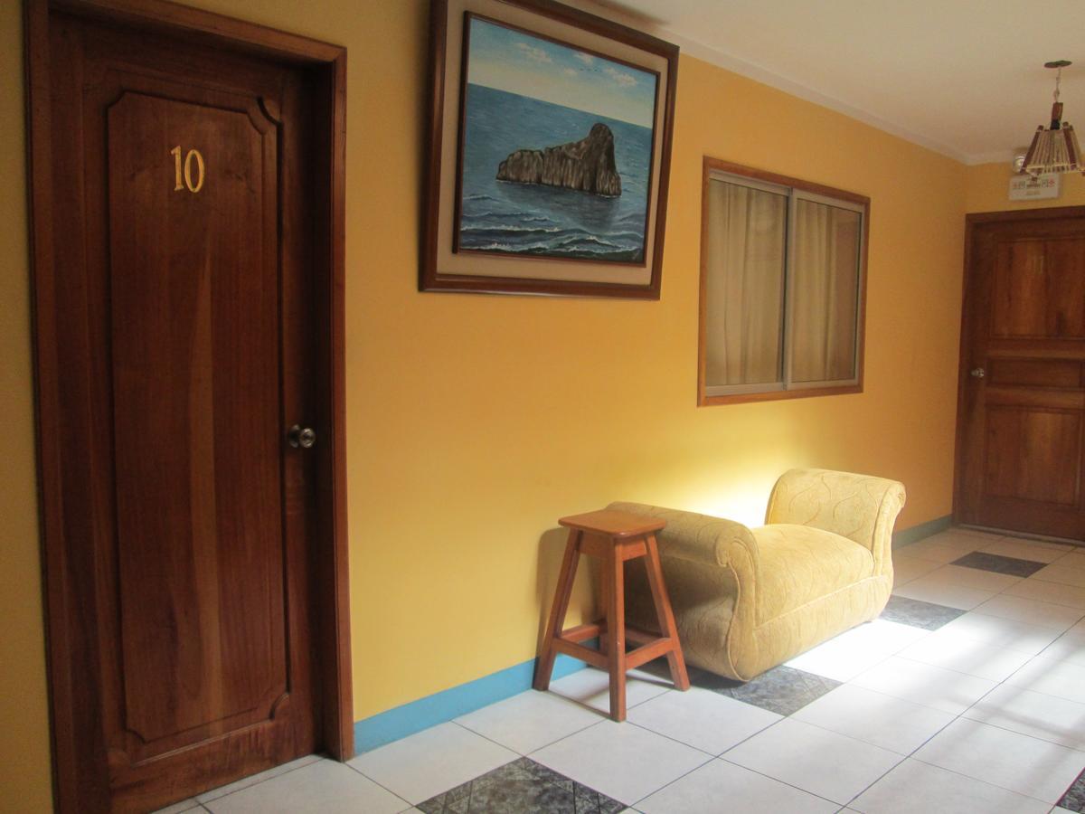 Hostal Leon Dormido Puerto Baquerizo Moreno Exterior photo