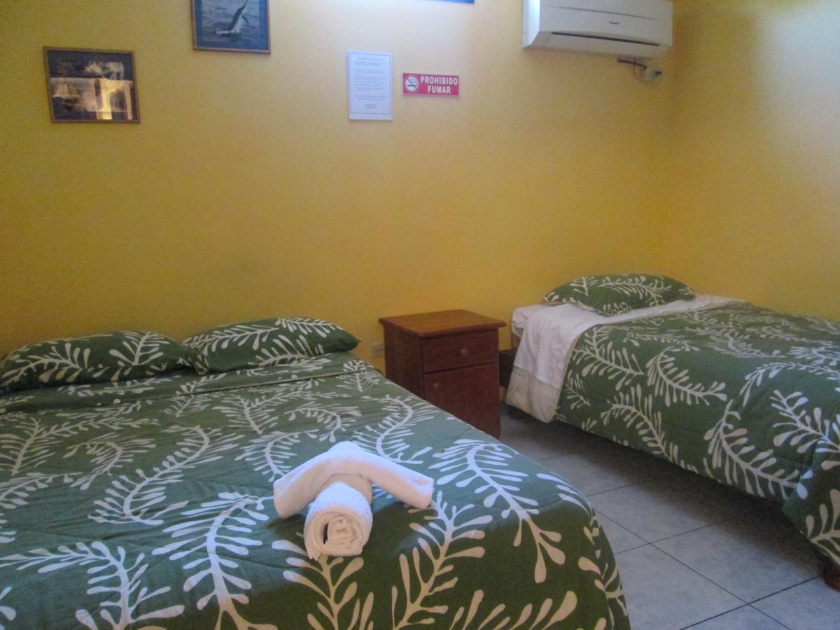 Hostal Leon Dormido Puerto Baquerizo Moreno Exterior photo