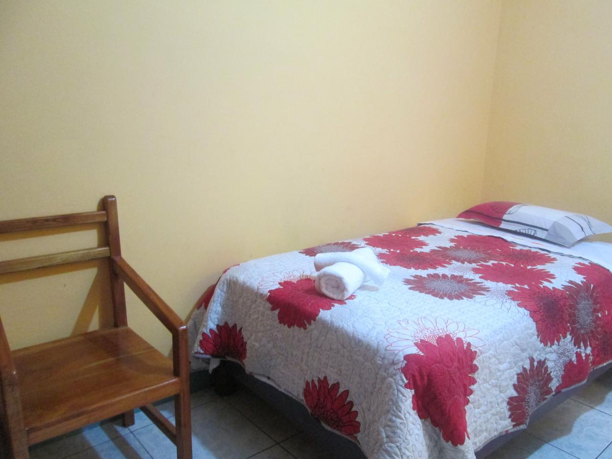 Hostal Leon Dormido Puerto Baquerizo Moreno Exterior photo