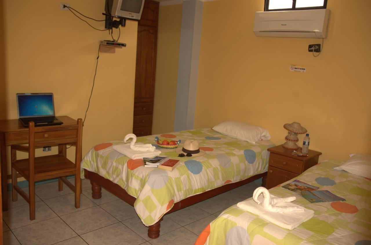 Hostal Leon Dormido Puerto Baquerizo Moreno Exterior photo