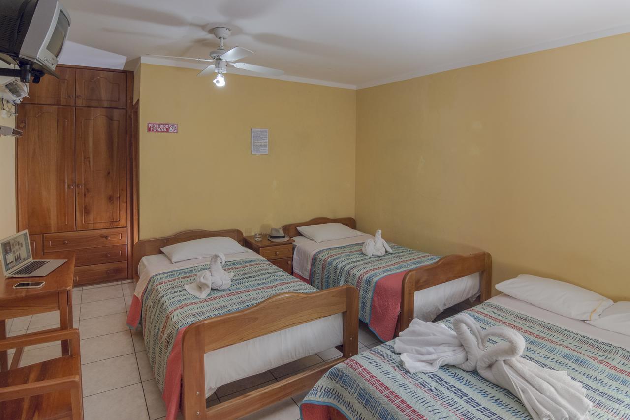 Hostal Leon Dormido Puerto Baquerizo Moreno Exterior photo