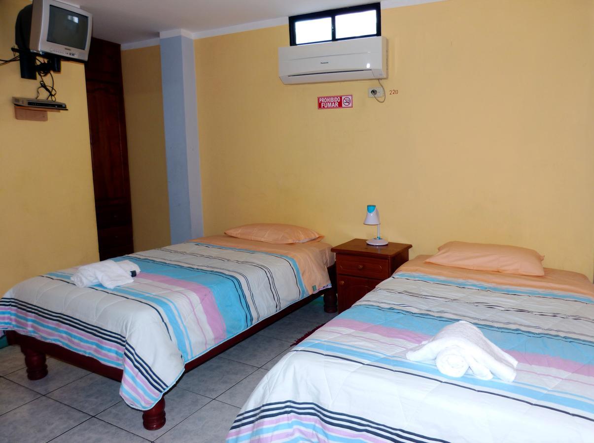 Hostal Leon Dormido Puerto Baquerizo Moreno Exterior photo