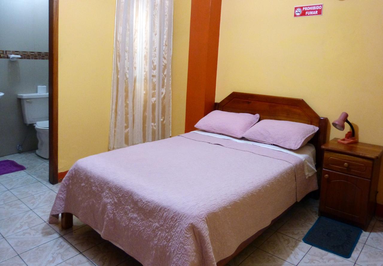 Hostal Leon Dormido Puerto Baquerizo Moreno Exterior photo