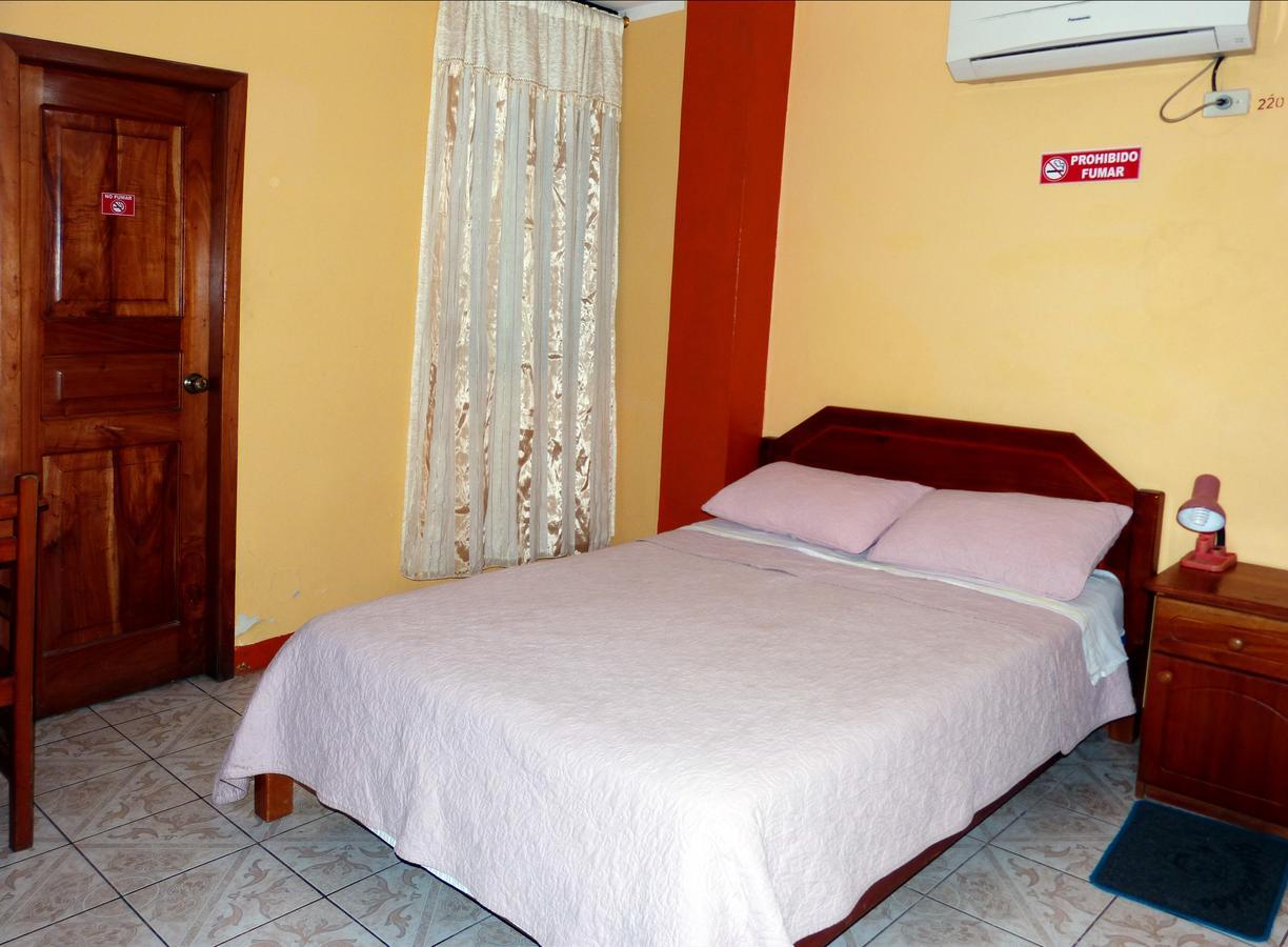 Hostal Leon Dormido Puerto Baquerizo Moreno Exterior photo